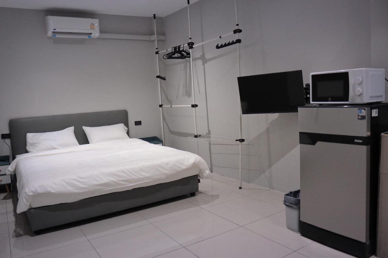 Nato House Ekkamai Aparthotel Bangkok Bagian luar foto